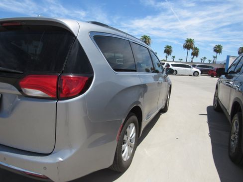 Used 2017 Chrysler Pacifica Touring-L FWD image 3