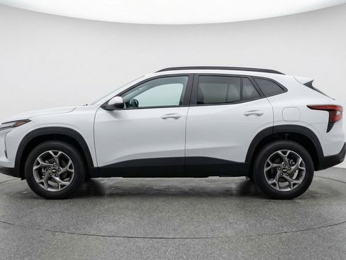 Used 2025 Chevrolet Trax LT FWD image 5