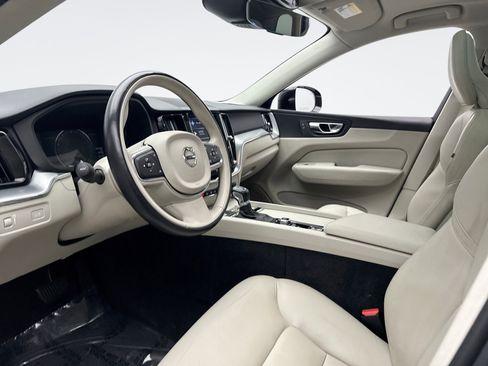 Used 2019 Volvo XC60 T5 Momentum w/ Premium Package image 10