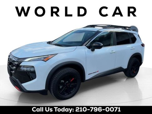 Used 2025 Nissan Rogue SV image 3