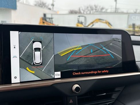 Used 2025 Toyota Crown Signia w/ Advanced Technology Package image 33