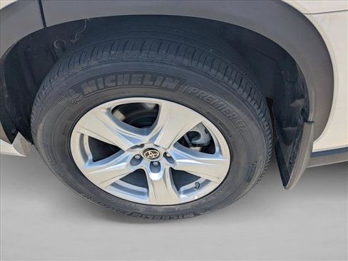 Used 2024 Toyota Highlander LE AWD/4WD image 21