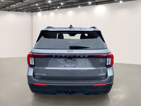 Used 2025 Ford Explorer Active AWD/4WD image 6