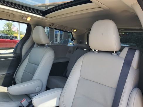 Used 2017 Toyota Sienna Limited Premium w/ Advanced Technology Package FWD image 26
