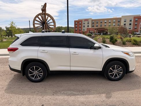 Used 2019 Toyota Highlander XLE AWD/4WD image 3
