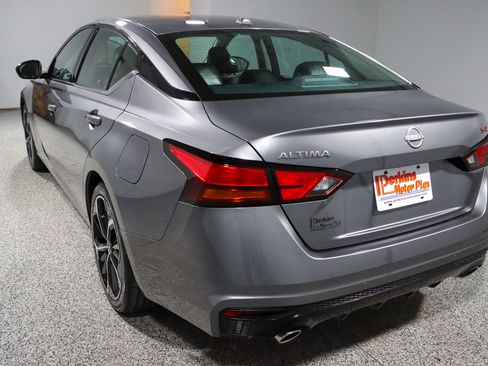 Used 2024 Nissan Altima 2.5 SR FWD image 9
