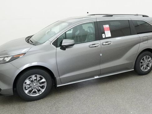 New 2026 Toyota Sienna XLE image 5