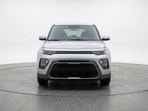 Used 2025 Kia Soul LX w/ LX Technology Package FWD image 2