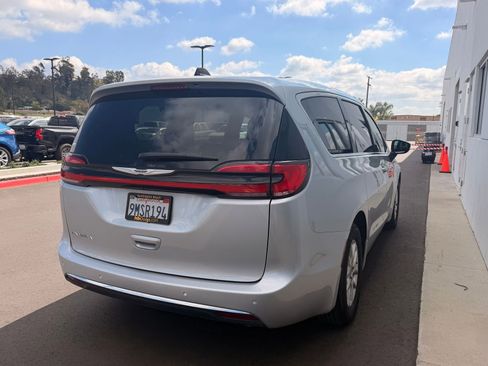 Used 2024 Chrysler Pacifica Touring image 7