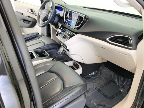 Used 2023 Chrysler Pacifica Touring-L FWD image 37
