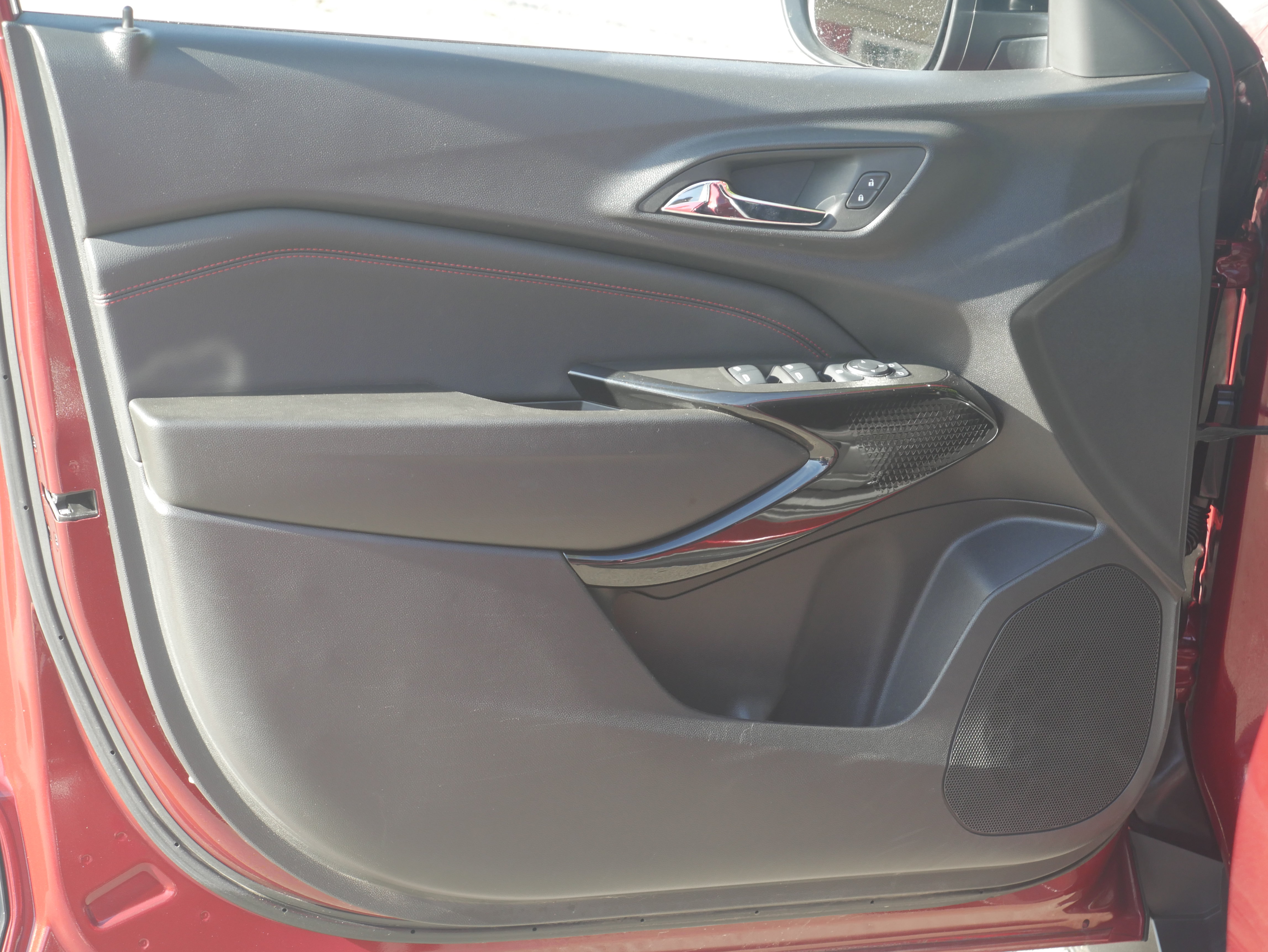 Used 2025 Chevrolet Trax RS w/ Driver Confidence Package FWD image 25
