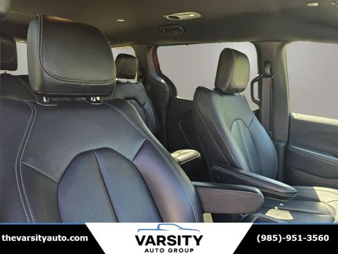Used 2025 Chrysler Pacifica Select image 16