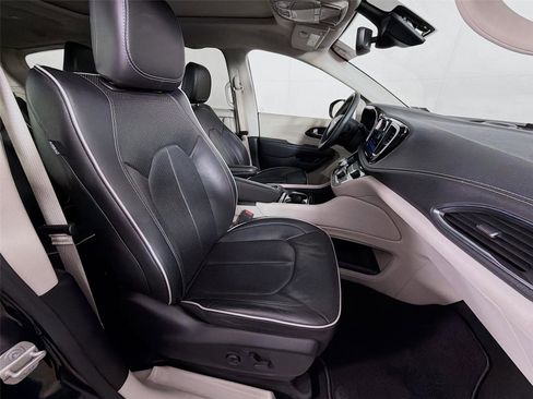 Used 2023 Chrysler Pacifica Limited FWD image 29
