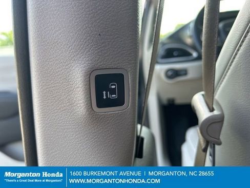 Used 2021 Chrysler Pacifica Touring-L w/ Uconnect Theater Family Group FWD image 29