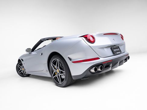 Used 2016 Ferrari California T image 22