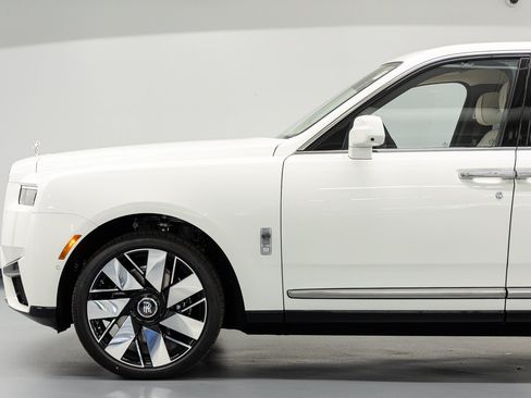New 2026 Rolls-Royce Cullinan AWD/4WD image 16