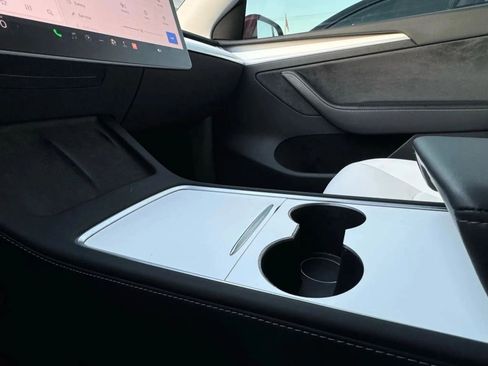 Used 2023 Tesla Model Y Performance image 34