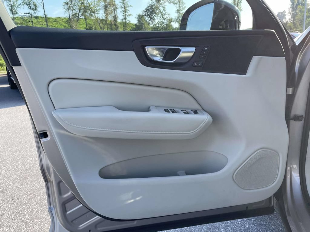 Used 2025 Volvo XC60 T8 Plus w/ Protection Package Premier AWD/4WD image 5