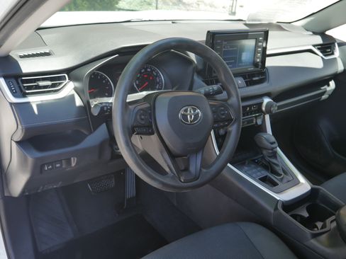 Used 2020 Toyota RAV4 LE AWD/4WD image 4