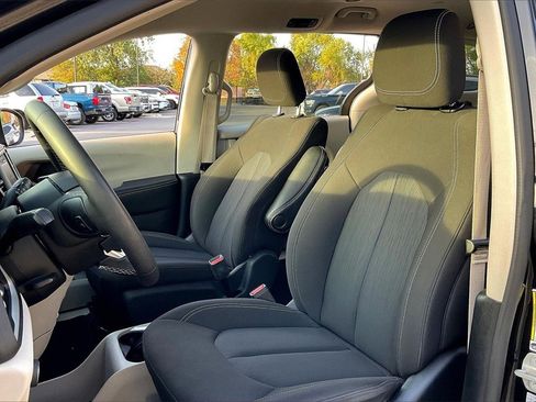 Used 2023 Chrysler Voyager LX image 28
