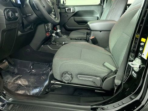 Used 2025 Jeep Gladiator Rubicon w/ Convenience Group image 5