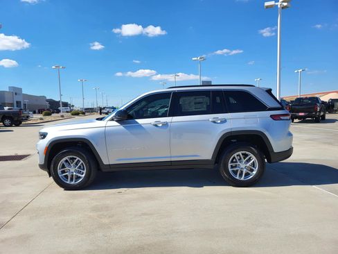 New 2025 Jeep Grand Cherokee Laredo image 2