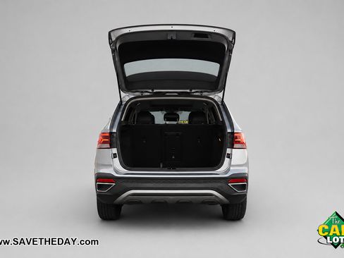 Used 2022 Volkswagen Taos SE w/ Panoramic Sunroof Package FWD image 12
