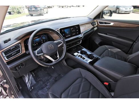 Used 2025 Volkswagen Atlas SE FWD image 16