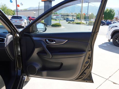 Used 2016 Nissan Rogue S w/ Appearance Package image 22