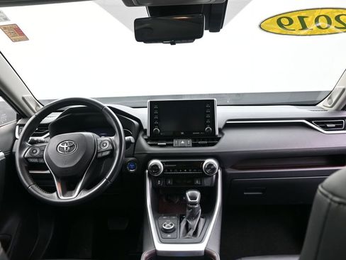 Used 2019 Toyota RAV4 Limited image 12