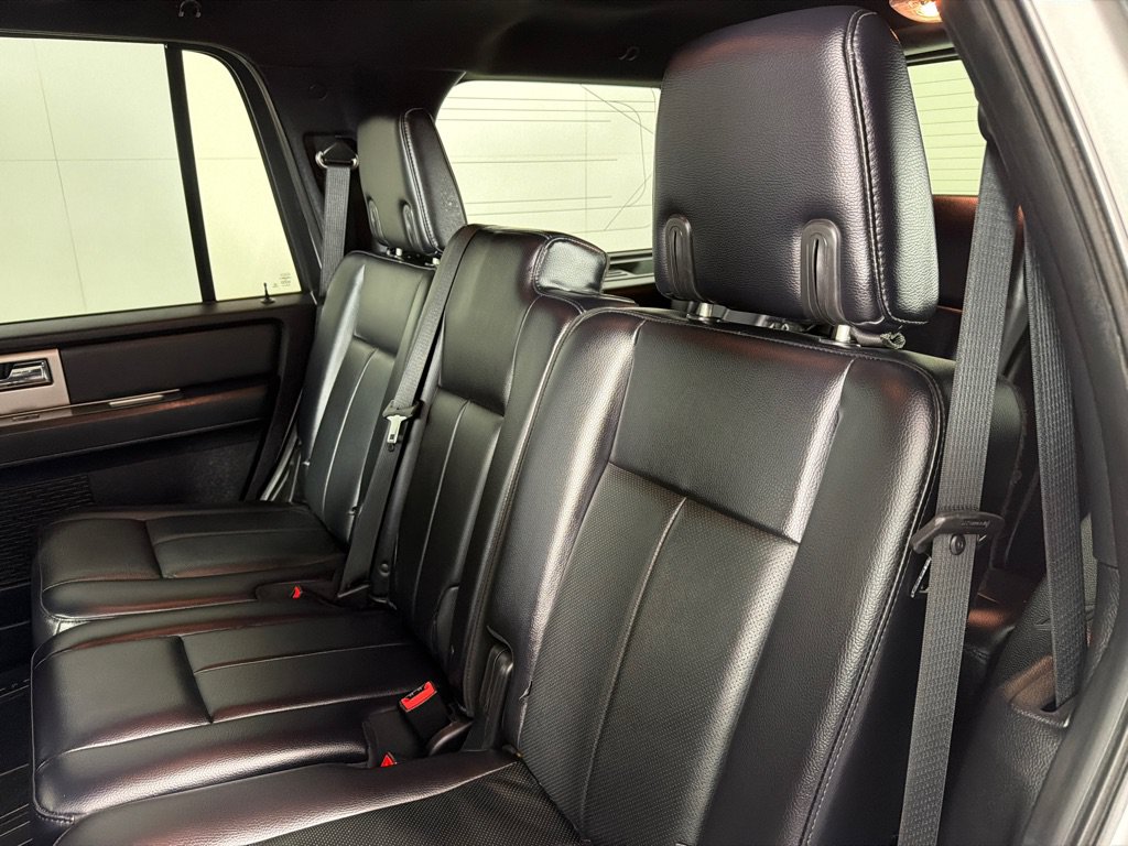 Used 2017 Ford Expedition XLT w/ Equipment Group 202A AWD/4WD image 18