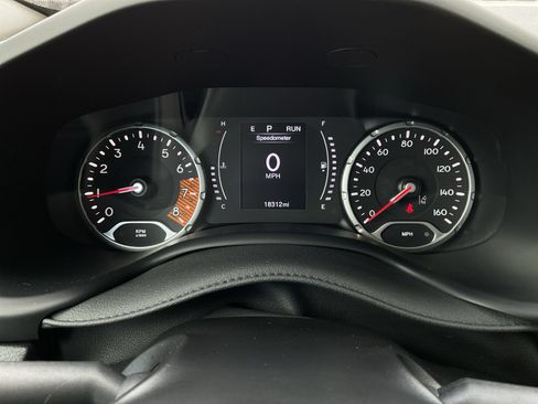 Used 2023 Jeep Renegade Latitude AWD/4WD image 32