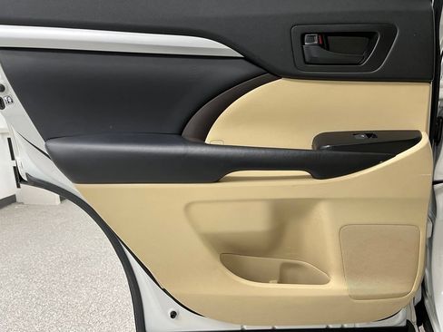 Used 2018 Toyota Highlander Plus w/ Carpet Mat Package (TMS) AWD/4WD image 43