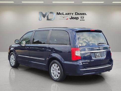 Used 2015 Chrysler Town & Country Touring image 4
