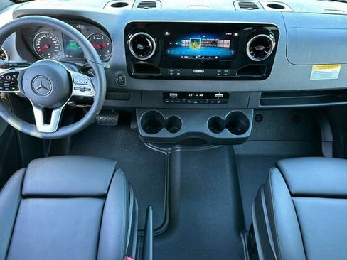 Used 2024 Mercedes-Benz Sprinter 2500 image 10
