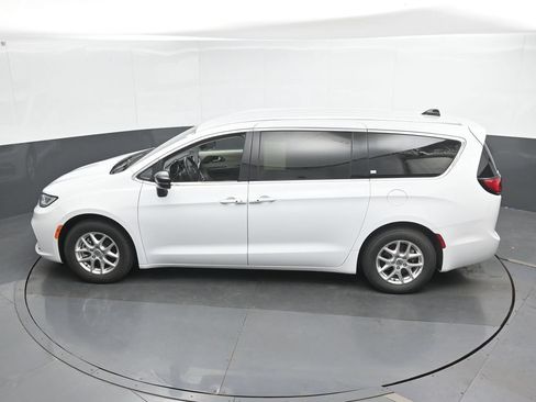 Used 2024 Chrysler Pacifica Touring-L FWD image 37
