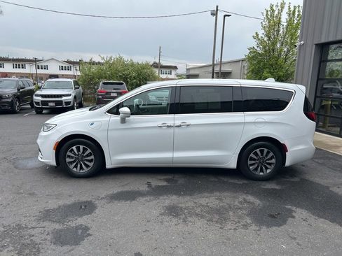 Used 2022 Chrysler Pacifica Touring-L FWD image 8