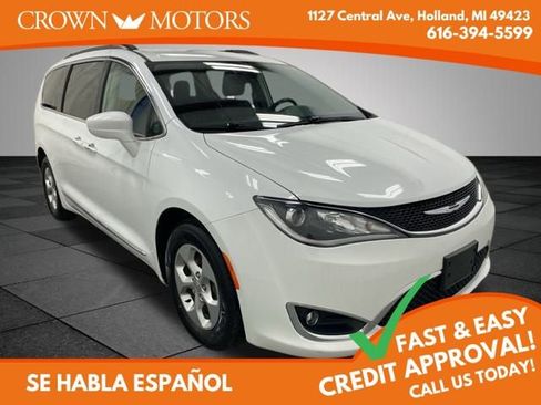 Used 2017 Chrysler Pacifica Touring-L image 1