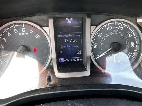 Used 2018 Toyota Tacoma SR5 AWD/4WD image 19