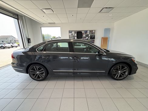 Used 2017 Volkswagen Passat 1.8T R-Line w/ R-Line Lighting Package FWD image 6