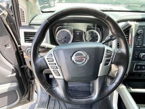 Used 2018 Nissan Titan SL w/ Chrome Package AWD/4WD image 12