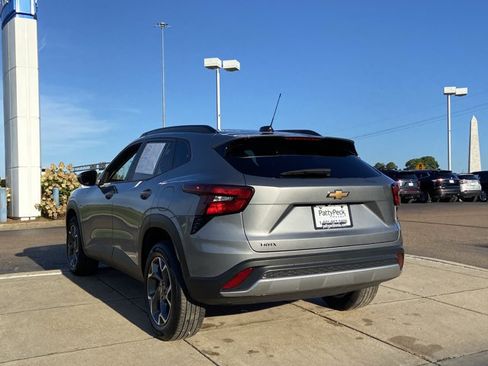 Used 2025 Chevrolet Trax LT w/ LT Convenience Package FWD image 12