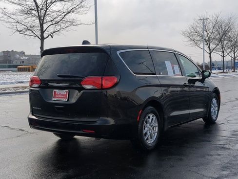 Used 2017 Chrysler Pacifica LX image 5