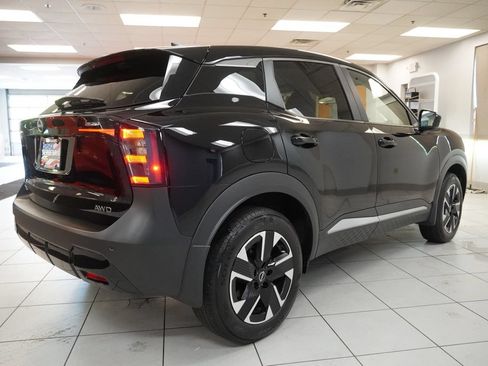 Used 2025 Nissan Kicks SV AWD/4WD image 17