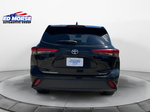 Used 2022 Toyota Highlander LE AWD/4WD image 4