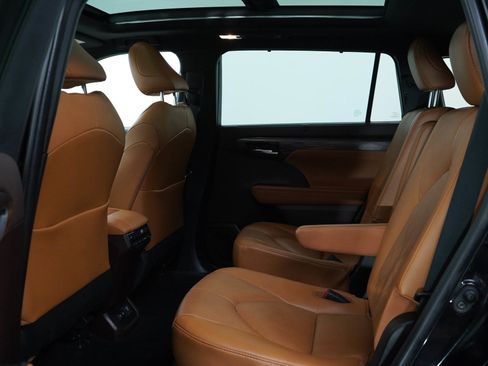 Used 2021 Toyota Highlander Platinum image 18