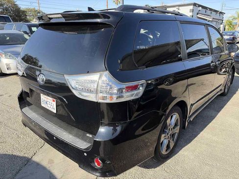 Used 2019 Toyota Sienna SE w/ Carpet Mat Package FWD image 4