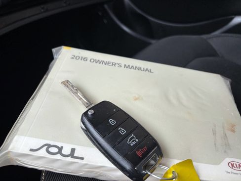 Used 2016 Kia Soul + FWD image 23