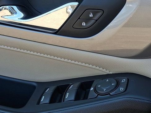 Used 2023 Chevrolet Traverse LT w/ LPO, Floor Liner Package FWD image 21