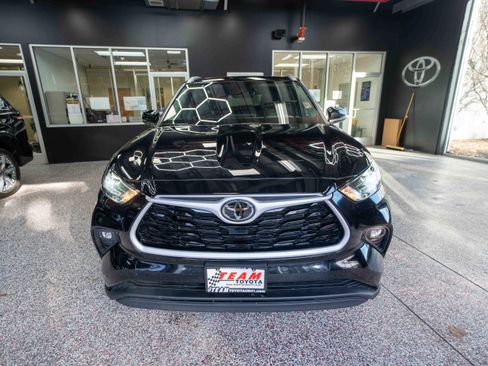 Used 2025 Toyota Highlander XLE image 6